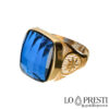 anello uomo oro chevalier scudo mignolo con pietra zircone blu