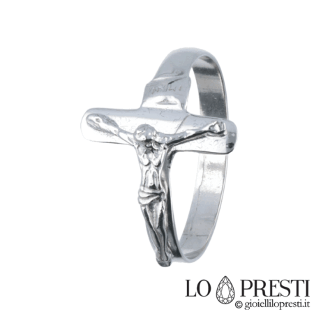 Anello fedina crocifisso croce cristo a rilievo in oro bianco o giallo 18kt. Personalizzabile con incisione gratuita. Certificato di garanzia e confezione regalo.