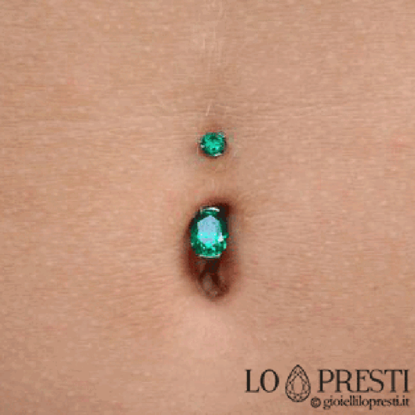 Piercing ombellicale in oro bianco 18kt con smeraldi naturali di forma rotonda ed ovale,prodotto artigianale.