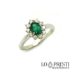 anello con smeraldo naturale taglio ovale e diamanti taglio brillante certificati