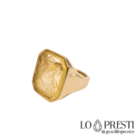 Anello chevalier scudo in oro bianco o giallo 18kt di forma ottagonale con lavorazione lucida. Personalizzato con incisione su pietra dura