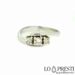 Anello Trilogy in oro bianco 18kt con diamanti naturali taglio brillante,nuovo modello a contrariè. Certificato di garanzia e confezione regalo.