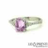 Anello con Kunzite taglio cushion di colore rosa intenso e diamanti taglio brillante in oro bianco 18kt. Certificato di garanzia e confezione regalo.