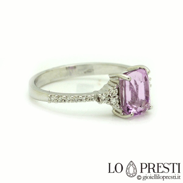 Anello con Kunzite taglio cushion di colore rosa intenso e diamanti taglio brillante in oro bianco 18kt. Certificato di garanzia e confezione regalo.