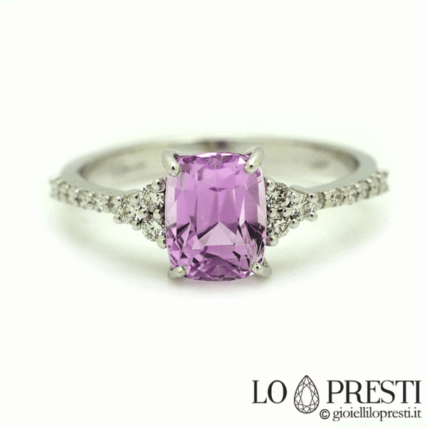 Anello con Kunzite taglio cushion di colore rosa intenso e diamanti taglio brillante in oro bianco 18kt. Certificato di garanzia e confezione regalo.