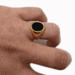 anello con onice piatta in oro giallo 18kt