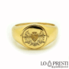 Anello chevalier di forma rotonda con scudo,sigillo,stemma di famiglia, in oro giallo 18kt inviaci il tuo stemma via mail o whatsapp .Certificato di garanzia e confezione regalo.