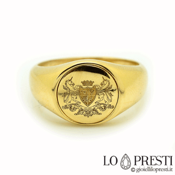 Anello chevalier di forma rotonda con scudo,sigillo,stemma di famiglia, in oro giallo 18kt inviaci il tuo stemma via mail o whatsapp .Certificato di garanzia e confezione regalo.